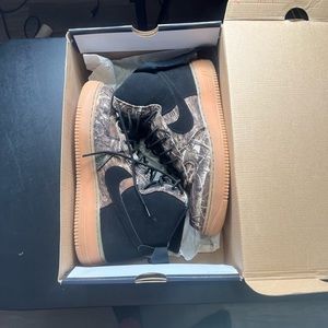 Hight top Air Force ones black and green with hunting look size 10 worn once